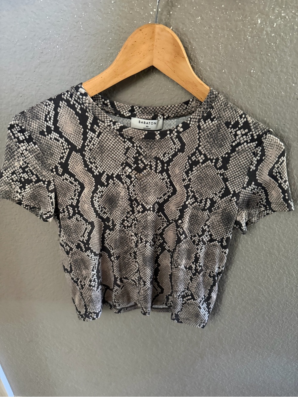 Aritzia Babaton Snakeskin Print Cropped Baby Tee XS Gray Black Short Sleeve Top